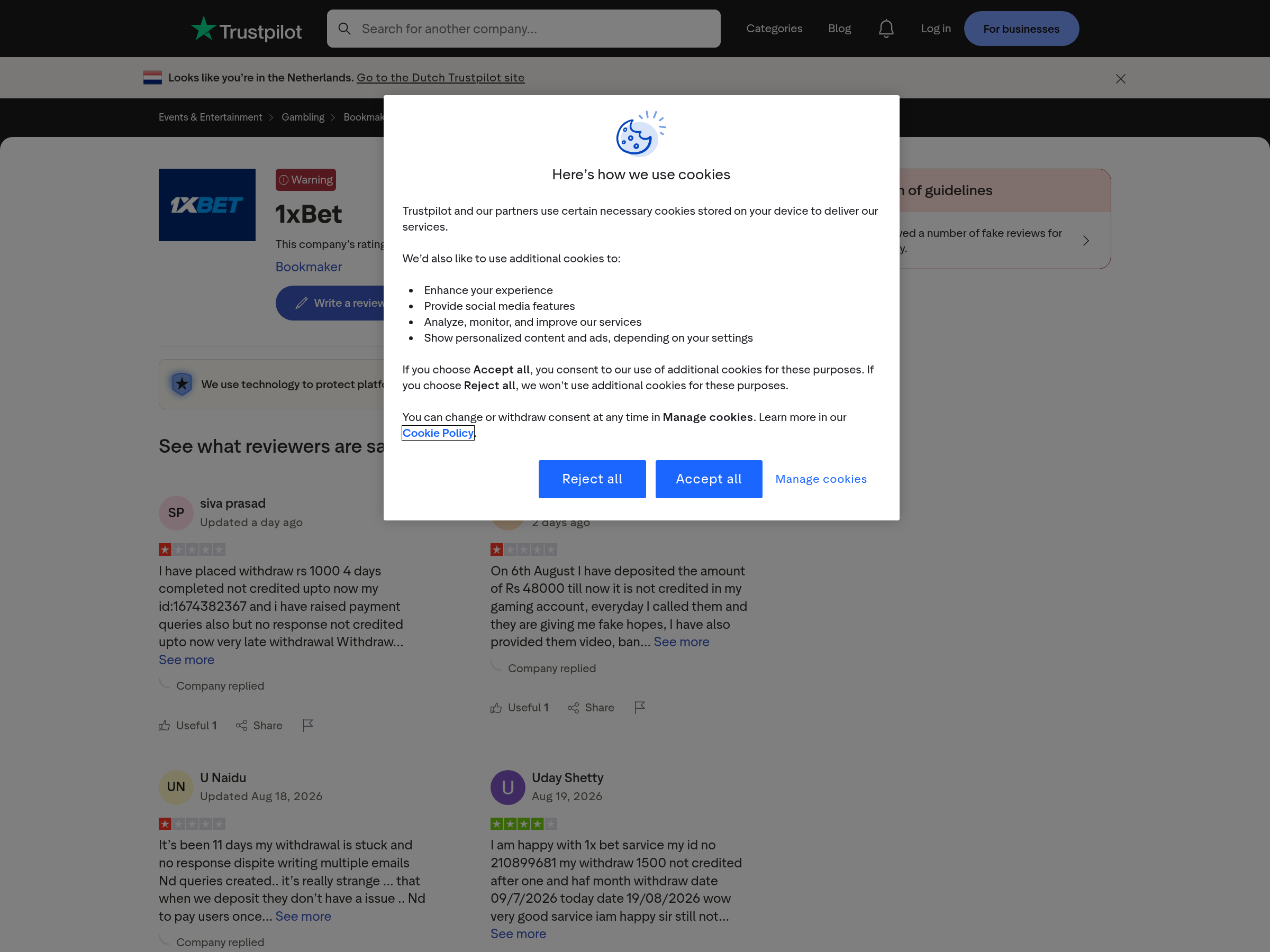 Capture datée de la plateforme d’avis avec avertissement de modération